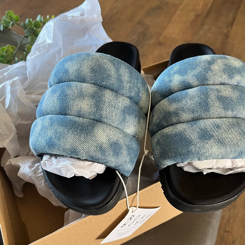 Brand new in box Roam slides The puffy Denim